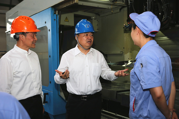 郝鹏与头号玩家官网集团一线出产人员深刻互换